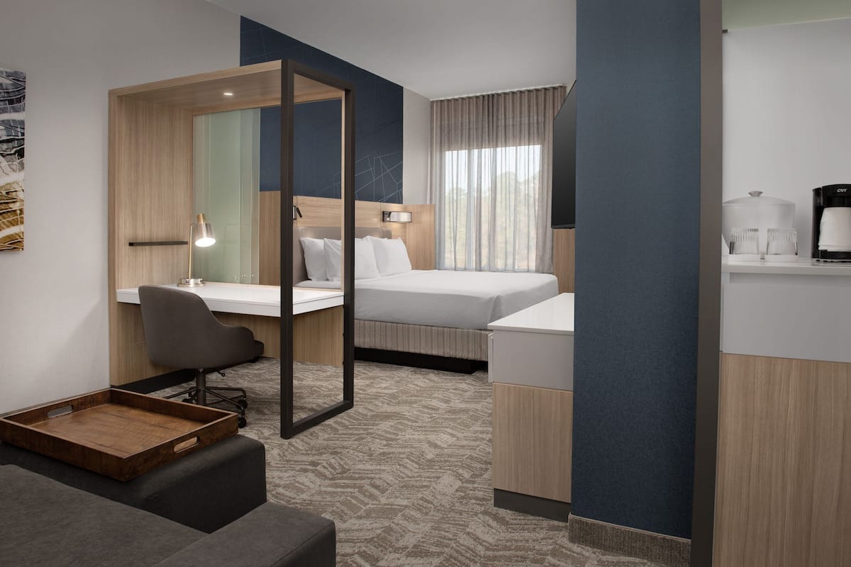 1 bedroom, premium bedding, desk, laptop workspace