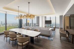 Hochwertige Bettwaren, Daunenbettdecken, Zimmersafe, Schreibtisch