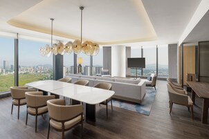 高档床上用品、羽绒被、客房内保险箱、办公桌