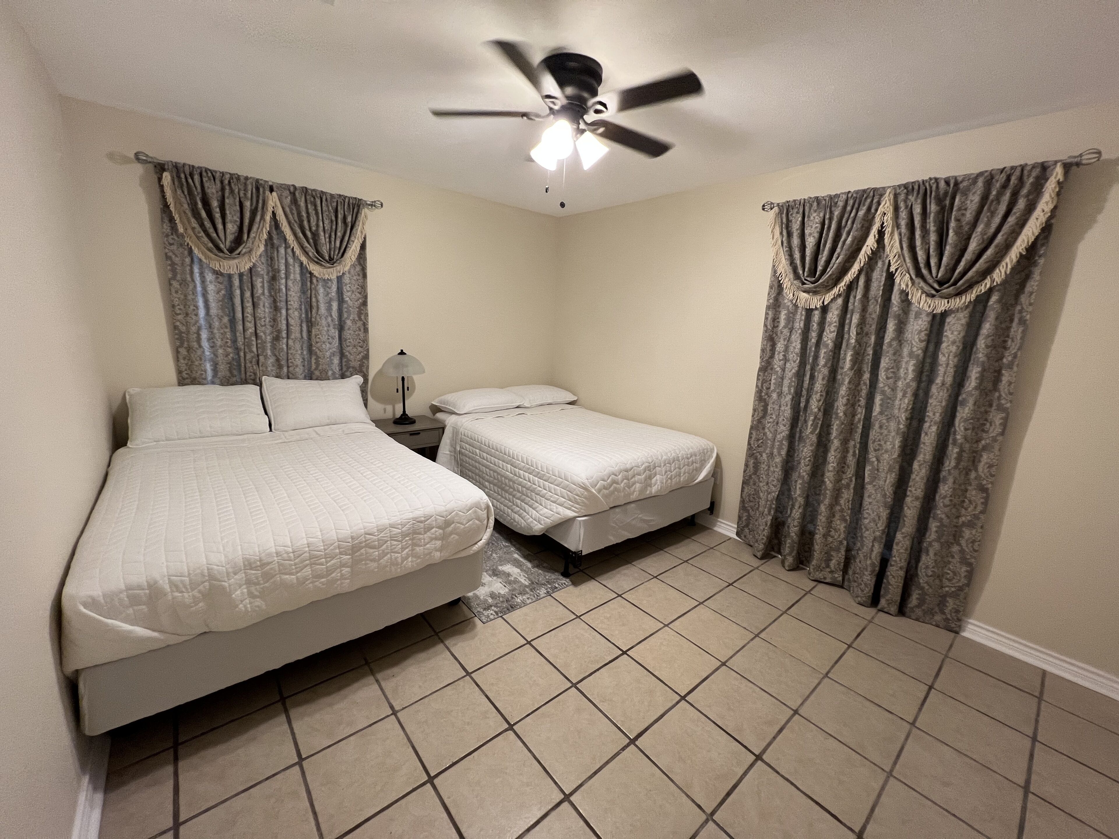 3 chambres, coffres-forts dans les chambres, fer et planche à repasser