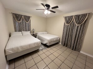 3 chambres, coffres-forts dans les chambres, fer et planche à repasser