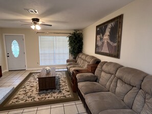 Smart-TV, peis og bøker