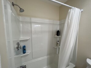 Hair dryer, towels, soap, shampoo - Modern Updated Family HOME (Lufkin)
