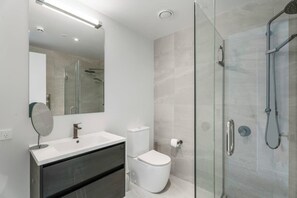 Shower, hair dryer, towels