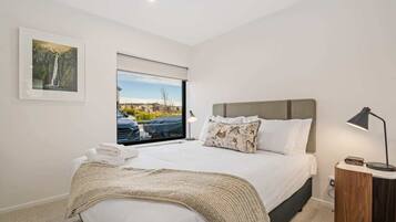 2 bedrooms, desk, iron/ironing board, WiFi