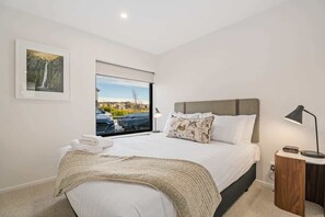 2 bedrooms, desk, iron/ironing board, WiFi