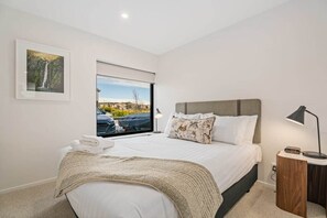 2 bedrooms, desk, iron/ironing board, WiFi