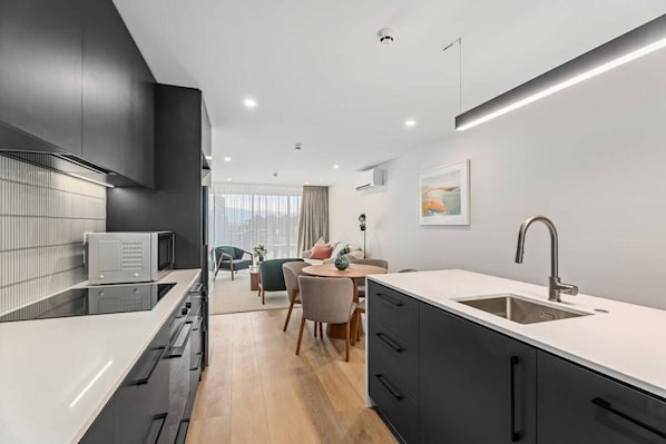 Een koelkast, een magnetron, een kookplaat, een vaatwasser