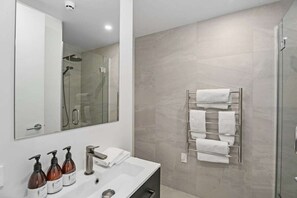 Douche, séchoir à cheveux, serviettes fournies