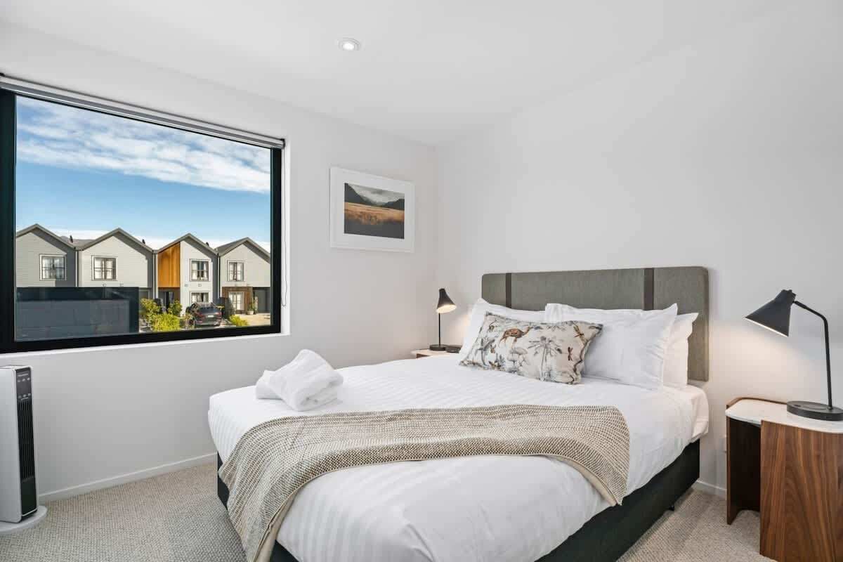 2 bedrooms, desk, iron/ironing board, WiFi