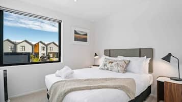 2 bedrooms, desk, iron/ironing board, WiFi