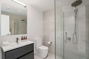 Dusch, hårtork och handdukar