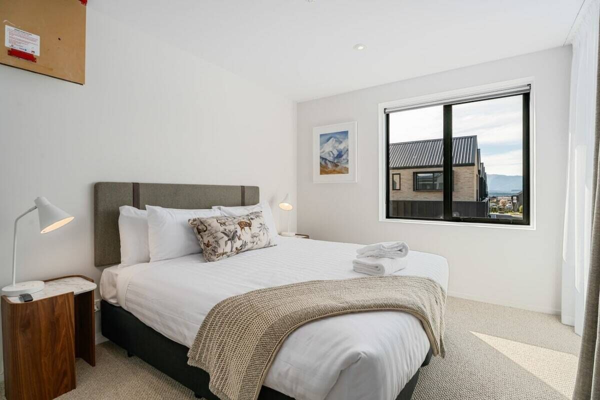 2 bedrooms, desk, iron/ironing board, WiFi