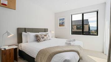 2 bedrooms, desk, iron/ironing board, WiFi