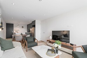 テレビ、ステレオ、書斎 / ワークスペース