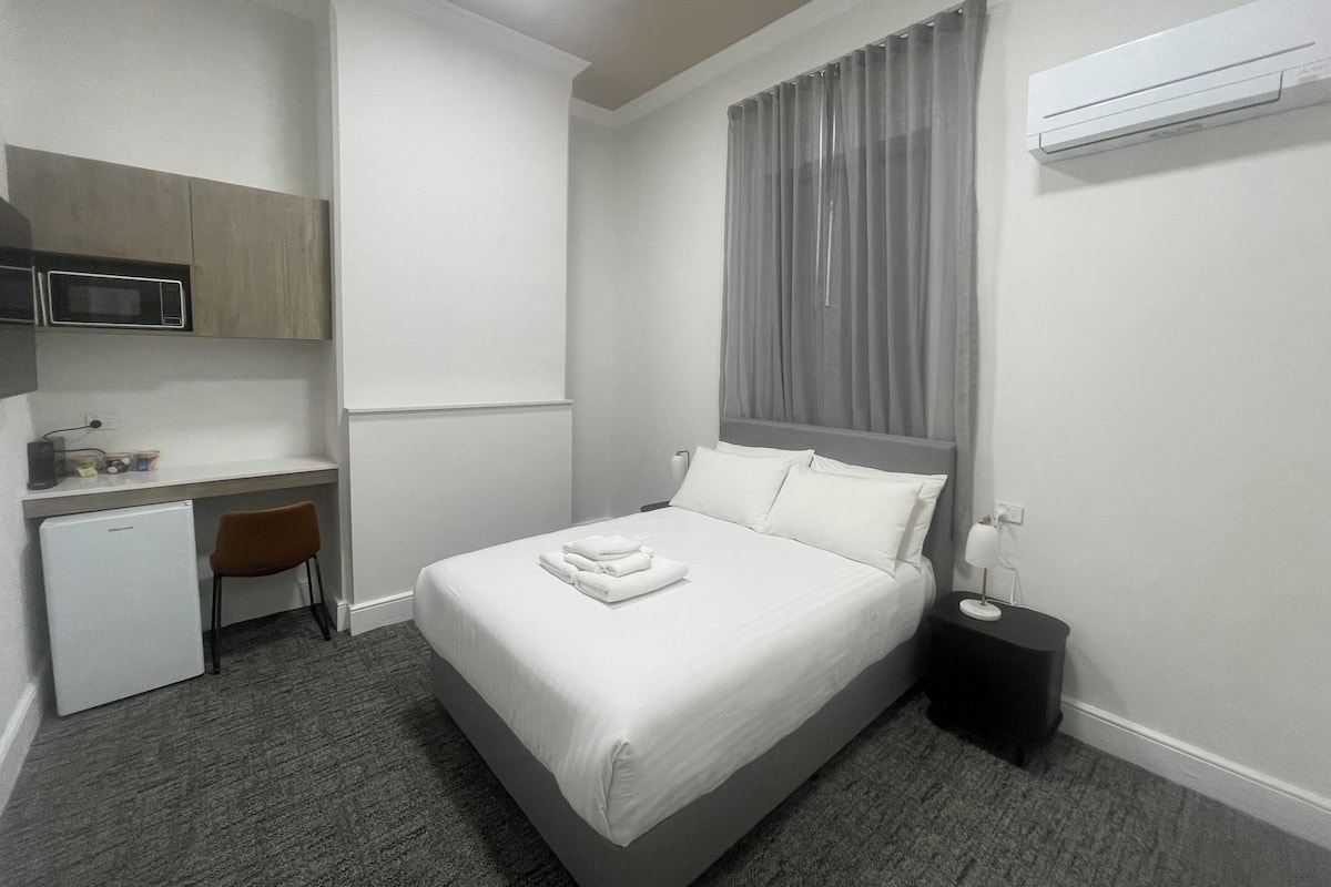 Standard Single Room | Iron/ironing board, WiFi (free), bed sheets
