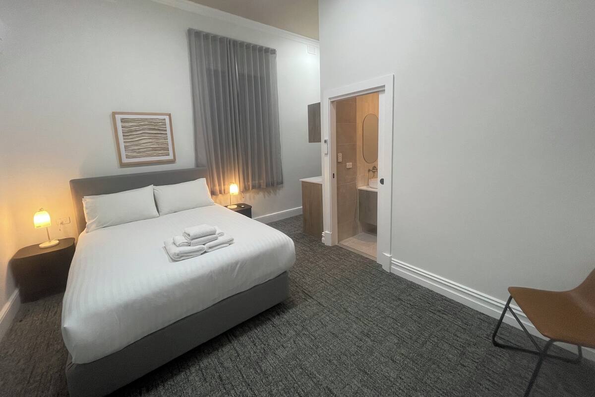 Executive Room | Iron/ironing board, WiFi (free), bed sheets