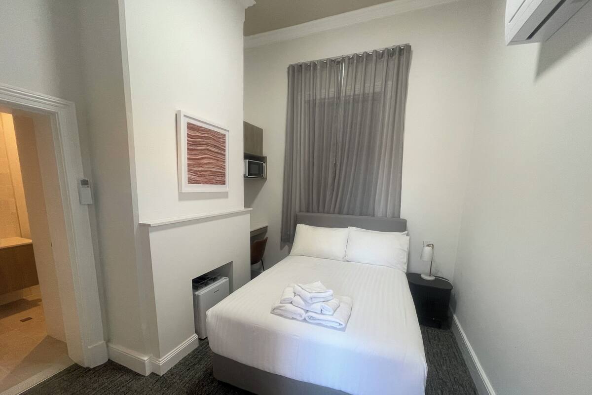 Economy Room | Iron/ironing board, WiFi (free), bed sheets