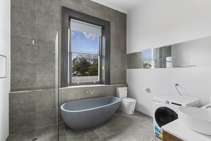 Loft | Bathroom | Shower, hair dryer, towels - Costello Hotels Port Augusta (Port Augusta)