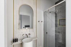 Standard Suite | Bathroom | Shower, hair dryer, towels - Costello Hotels Port Augusta (Port Augusta)