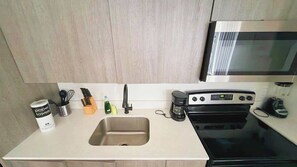 冷蔵庫、電子レンジ、オーブン、コンロ