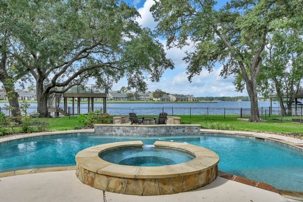 Welcome to your Lake Conroe getaway!