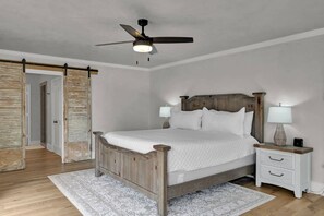 4 habitaciones, escritorio y tabla de planchar con plancha 