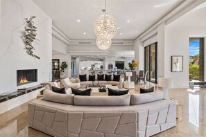 Smart TV, fireplace