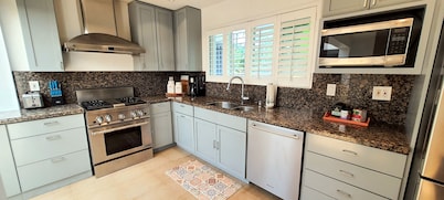 Luxury 5BR/4BA Villa • Pool • Steps to Design District • Shopping & Dinning!