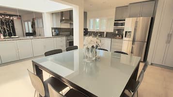 Kylskåp, mikrovågsugn, ugn och spishäll