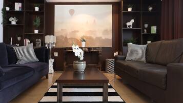 Una Smart TV, libros, un reproductor estéreo