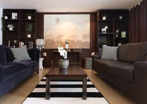 Smart TV, books, stereo