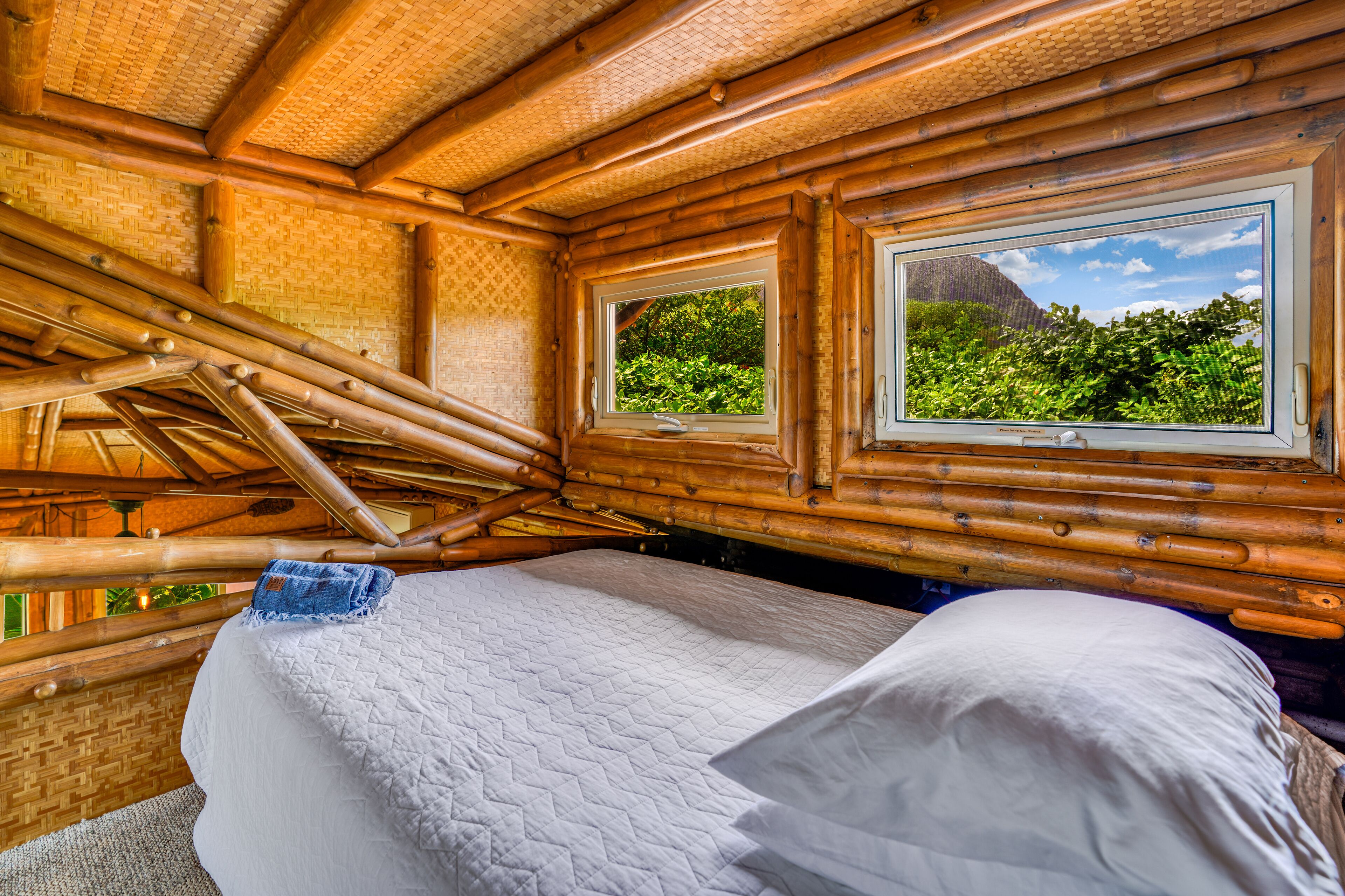 2 soverom, skrivebord, strykejern/-brett og reiseseng for barn