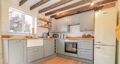 Harpers Cottage - sleeps 4 guests in 2 bedrooms