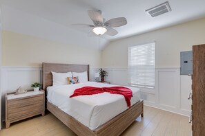 4 bedrooms, iron/ironing board, WiFi, bed sheets - Mango Margarita- Beach Home with Pool, Sleeps 12 (Fort Myers Beach)