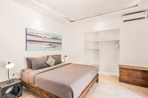 Villa | Värdeförvaringsskåp på rummet, skrivbord och arbetsyta för laptop