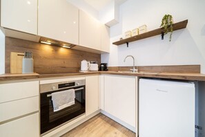 Kjøleskap, mikrobølgeovn, ovn og kokeplater