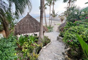 Property grounds - Casa Colibri - Private Beachfront Oasis (Cruz de Huanacaxtle)