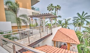 Property grounds - 3BR Beachfront Villa w/ Private Pool: Casa Colibri (Cruz de Huanacaxtle)
