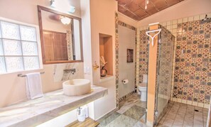 Dusj, hårføner og håndklær