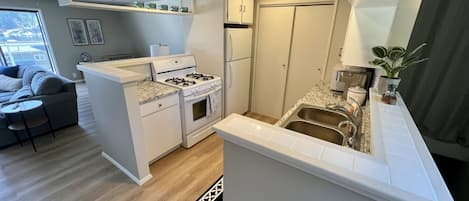 Réfrigérateur, four à micro-ondes, un four, surface de cuisson