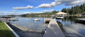 Lakefront Guest House~with lots of water toys! Close to shopping & casinos!