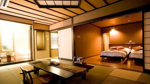 Een traditionele Japanse kamer met tatami vloeren, een lage tafel en bedden met futons.