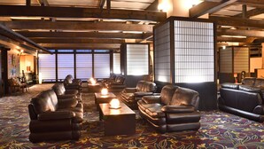 Een traditionele Japanse kamer met tatami matten, leren banken en een shoji scherm.