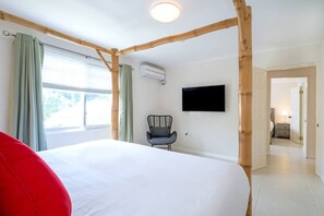 2 Schlafzimmer, Schreibtisch, Bügeleisen/Bügelbrett, Reisekinderbett