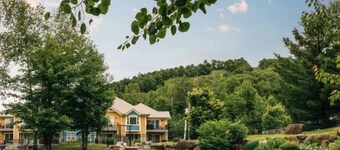 MontBlanc - pool and lake, live the Laurentians!
