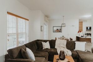 TV, fireplace - MontBlanc - pool and lake, live the Laurentians! (Mont-Blanc)