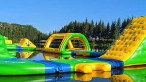 Opblaasbare waterattracties van Wibit in een heldere, open omgeving.