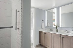 Combined shower/tub, jetted tub, hair dryer, towels