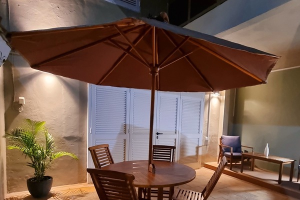 Vue sur la terrasse la nuit